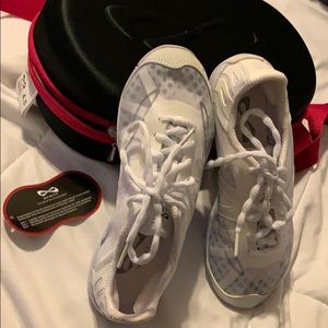 Nfinity vengeance cheer shoe Size: 4.5